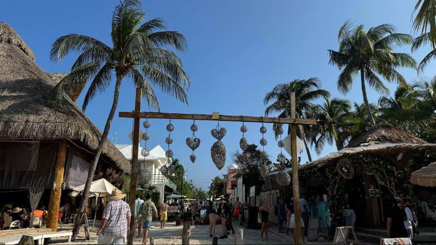 Tourists on Isla Mujeres, Playa Norte: Photo by Mar Yvette