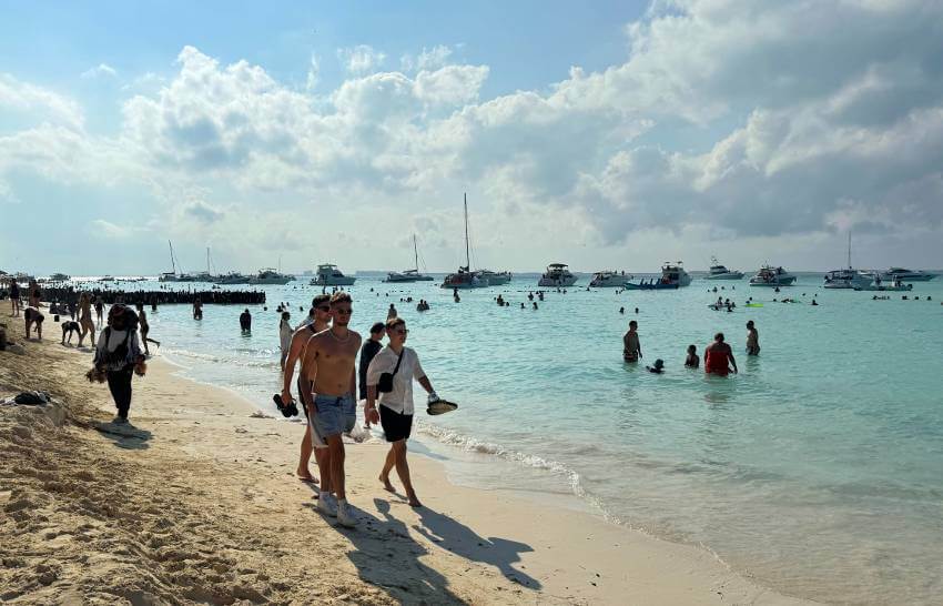 Beachgoers and boats on Playa Norte
