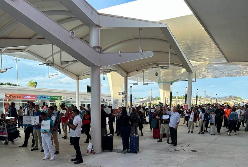Isla Mujeres travel guide: Chauffeur chaos at the Cancun airport on the way to Isla Mujeres, Mexico